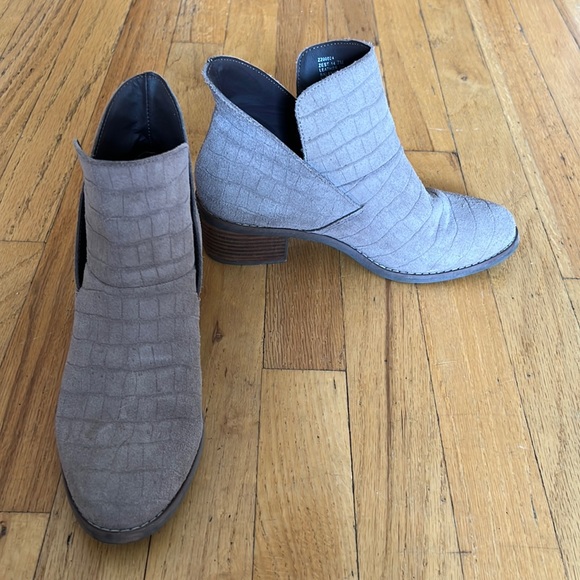 Stylish gray ankle boot NWOT - Picture 2 of 5